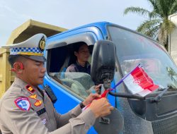 Peringati HUT RI Polres Melawi Bagikan Bendera