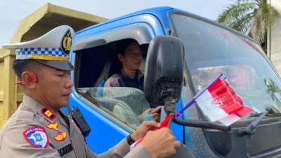 Peringati HUT RI Polres Melawi Bagikan Bendera