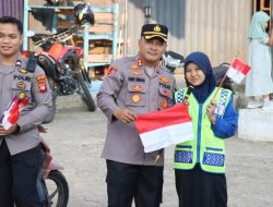 Kapolres Melawi Bagikan Bendera Merah Putih Jelang HUT RI Ke 80