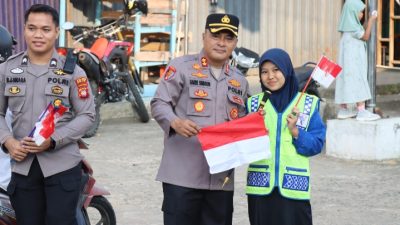 Kapolres Melawi Bagikan Bendera Merah Putih Jelang HUT RI Ke 80