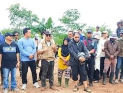 Tolak Klaim Sepihak Lahan Perbatasan,Warga Rasau Jaya Umum Pasang Baliho