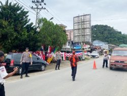 Semarak HUT RI, Pemuda Pancasila dan Polsek Sekayam Bagikan Bendera Merah Putih