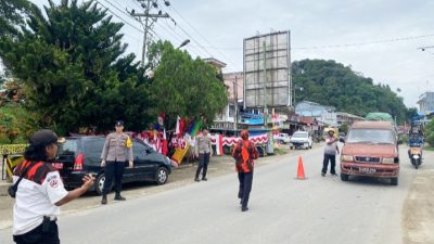 Semarak HUT RI, Pemuda Pancasila dan Polsek Sekayam Bagikan Bendera Merah Putih