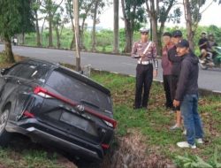 Hilang Kendali, Mobil Minibus Masuk Parit Jalan Arteri Supadio