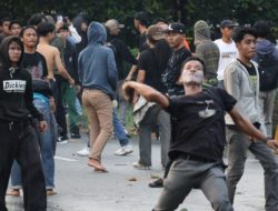 Aksi Damai di DPRD Kalbar Ricuh,15 Pendemo Diamankan