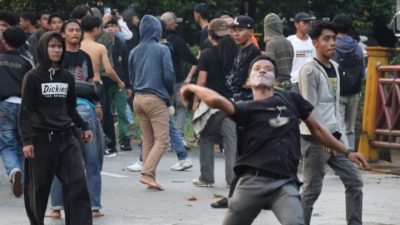 Aksi Damai di DPRD Kalbar Ricuh,15 Pendemo Diamankan