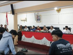 Ratusan Warga Aksi Demo, Padati Halaman DPRD Kayong Utara