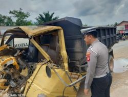Dump Truk Seruduk Mobil Box, dua Korban Luka Berat