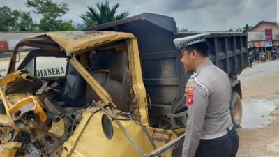 Dump Truk Seruduk Mobil Box, dua Korban Luka Berat