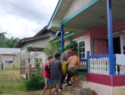 Polisi Bantu Evakuasi Korban Tenggelam di Sungai Sekadau