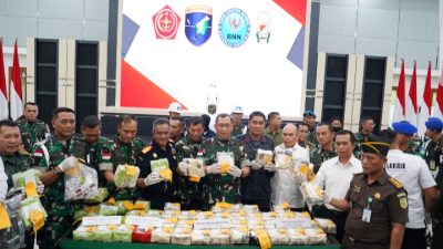 Pangdam XII/Tpr Serahkan 63 Kilogram Sabu dan Pelaku ke BNNP Kalbar