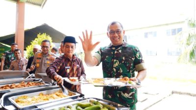 Pangdam XII/Tpr Beri Makan Gratis Ala Prajurit TNI ke Murid MTS Miftahul Ulum Pontianak