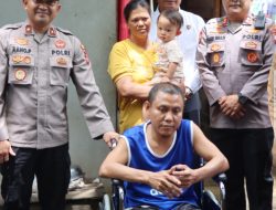 Kapolres Melawi Berikan Bantuan 2 Kursi Roda Untuk Warga Sidomulyo