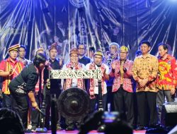 Hujan Tak Surutkan Semangat, Warga Pontianak Padati Konser Artis Dayak Generation 4