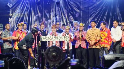 Hujan Tak Surutkan Semangat, Warga Pontianak Padati Konser Artis Dayak Generation 4