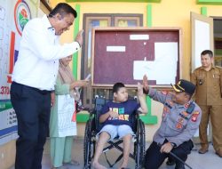 Kapolres Melawi Kembali Serahkan Kursi Roda, Waigianto dan Dirga Senyum Lebar