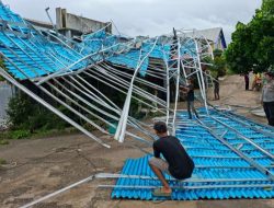 Diterpa Angin Puting Beliung Ruko di Parindu Porak Poranda