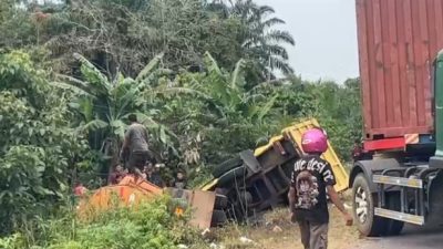 Dump Truk Vs Truk Tangki CPO Adu Banteng di Trans Kalimantan, Sopir Meninggal Dunia