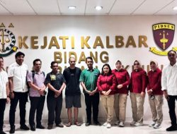 Polda Kalbar Serahkan 2 Tersangka Korupsi ke Kejari Sintang di Kejati Kalbar