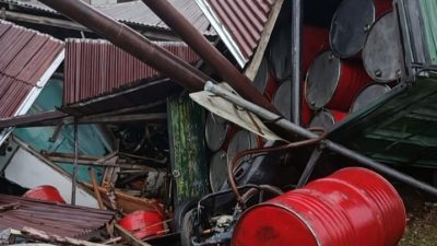 Muatan Puluhan Drum BBM Jenis Solar, Truk Tanpa Plat Tabrak Warung di Mentebah
