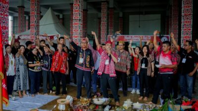 Ritual Adat Ngampar Bide Warnai Pembukaan Naik Dango ke-3 di Rumah Radangk
