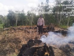 ‎Polsek Menukung Ground Check Dua Titik Hotspot, Pastikan Api Tidak Meluas