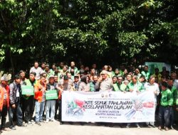 Korlantas Polri dan Ditlantas Polda Kalbar Menyapa Ojol di Pontianak