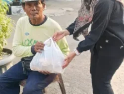 Bikin Salut! BRI BO Lebak Bulus Konsisten Berbagi Paket Sembako Saat Jumat Berkah