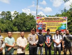 Polsek Sandai Polres Ketapang dan Pemdes Pasang Larangan Aktivitas PETI di Sungai Pawan