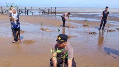 Kabag SDM Polres Ketapang dan Polsek Benua Kayong, Tanam Bibit Mangrove