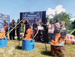 Bea Cukai Entikong dan Bea Cukai Sintete Musnahkan Barang Hasil Penindakan Kepabeanan