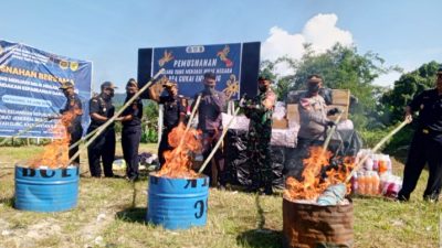 Bea Cukai Entikong dan Bea Cukai Sintete Musnahkan Barang Hasil Penindakan Kepabeanan