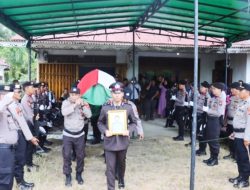 Polres Melawi Gelar Upacara Penghormatan Terakhir untuk Aiptu Tobing