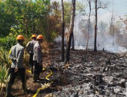 Brimob Polda Kalbar Padamkan Bara Karhutla di Kubu Raya