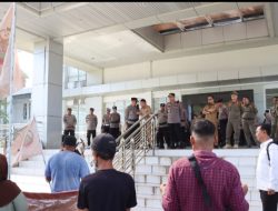 Polisi Kawal Aksi SPI di Kantor Bupati Melawi, Unjuk Rasa Berjalan Kondusif