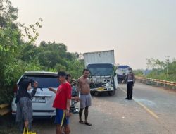 Truk Box dan Minibus Adu Banteng di KM 60 Kubu Raya, 2 Pengemudi Luka
