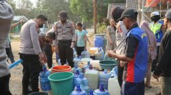 Krisis Air, Polres Ketapang Kirim 8.000 Liter ke Warga Sukamaju