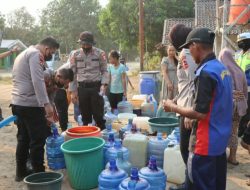 Krisis Air, Polres Ketapang Kirim 8.000 Liter ke Warga Sukamaju
