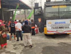 Kemarau Panjang, Polres Kubu Raya Salurkan Air Bersih ke Warga