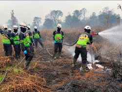 Ditsamapta Polda Kalbar Padamkan Karhutla 0,3 Hektare di Kubu Raya