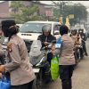 Polwan Ketapang Bagikan Ratusan Masker di Tengah Kabut Asap