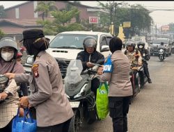 Polwan Ketapang Bagikan Ratusan Masker di Tengah Kabut Asap